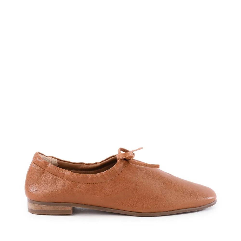 Curtsy Flat