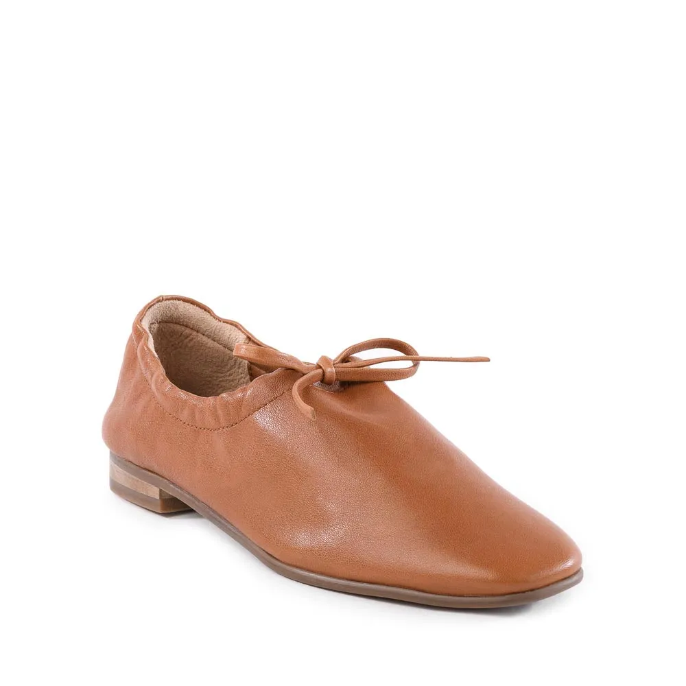 Curtsy Flat