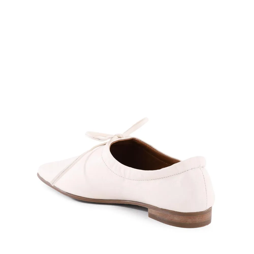 Curtsy Flat