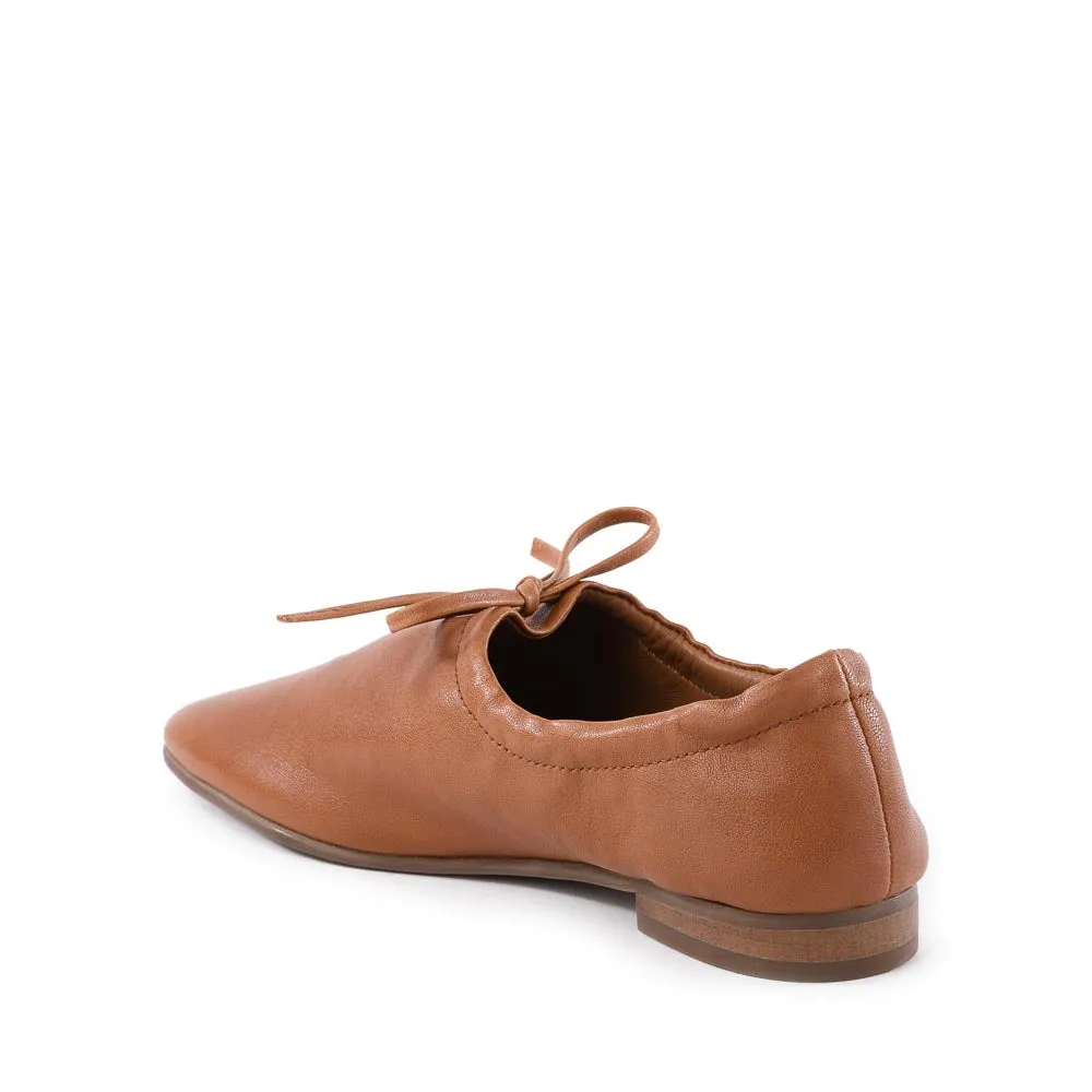 Curtsy Flat