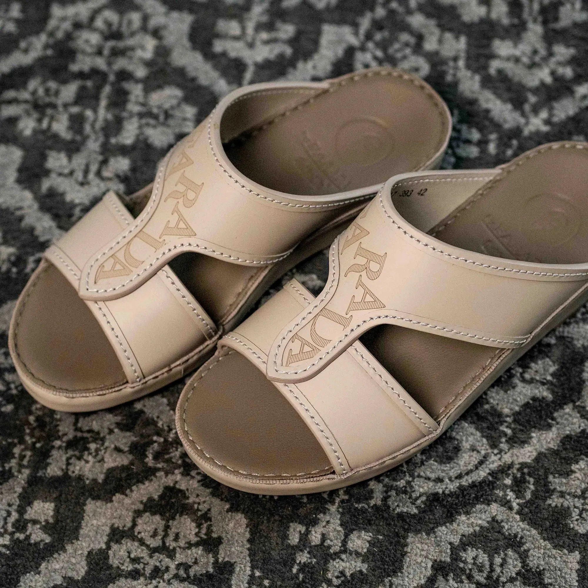 FARADA MODERN LEATHER SANDALS WITH EMBOSED LOGO WARM GREY