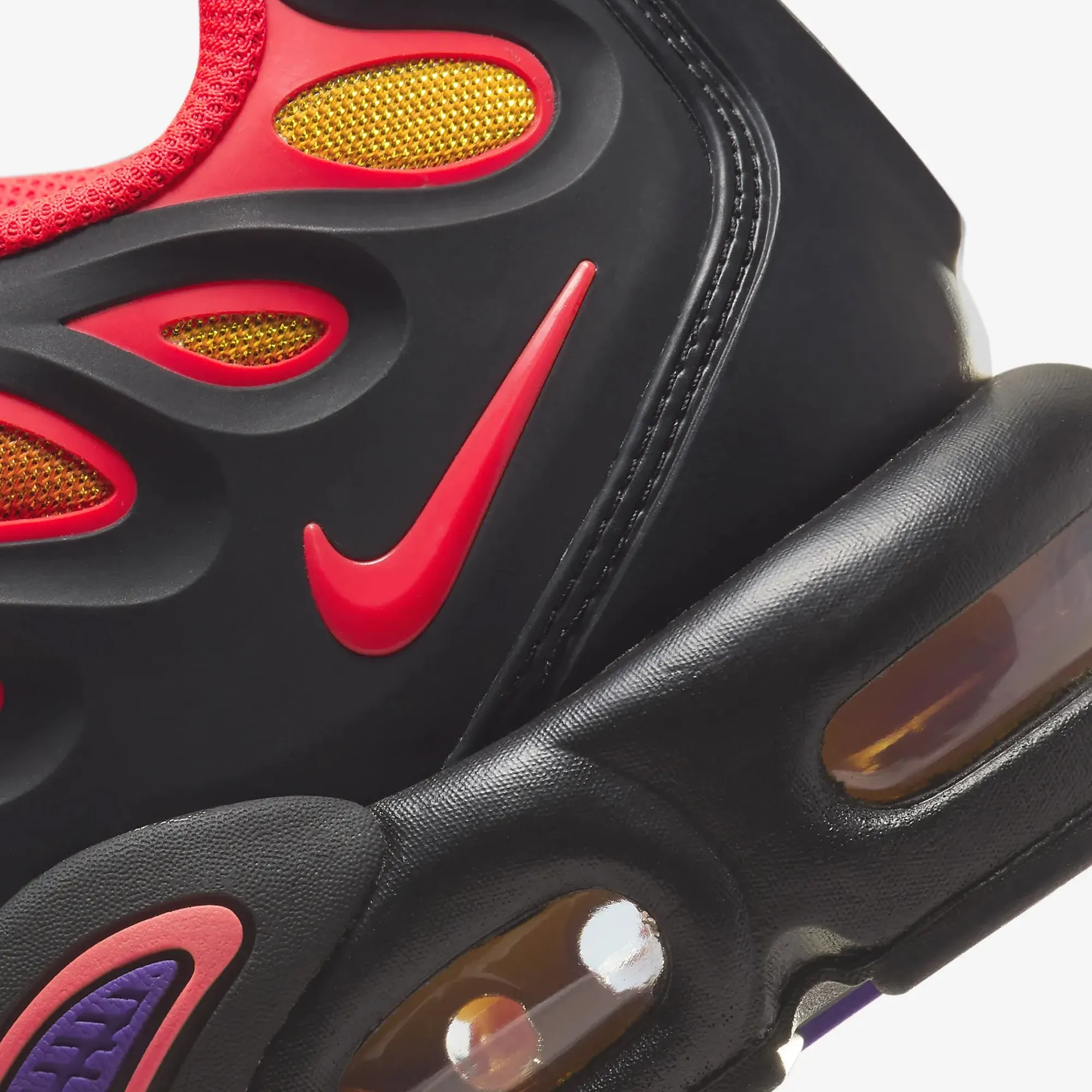 Nike | AIR MAX PLUS DRIFT  { BLACK/BRIGHT CRIMSON-FIELD PURPLE