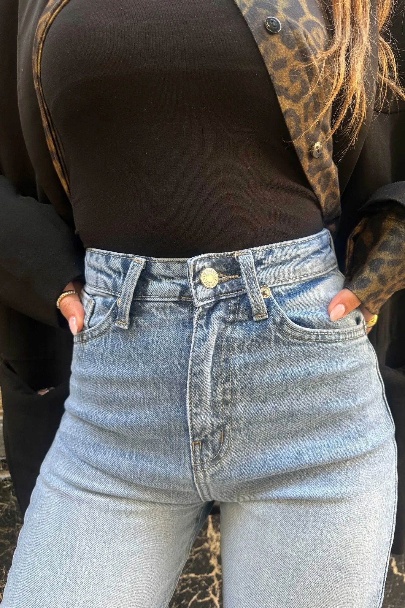 Ultra Comfort Straight Leg - High-Waist Medium Blue Washed Jeans
